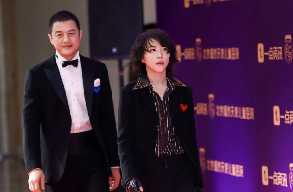 王菲母女游巴黎合照爆出,网友赞李嫣愈大愈靓,母女俩一样帅气_窦靖童