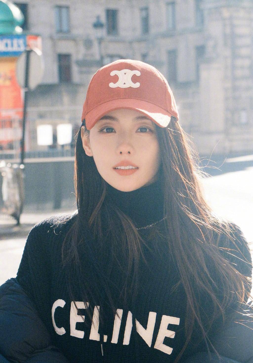 张嘉倪最新街拍,红色鸭舌帽 黑色外套,一整个大跳脱,浅浅赢了_美貌