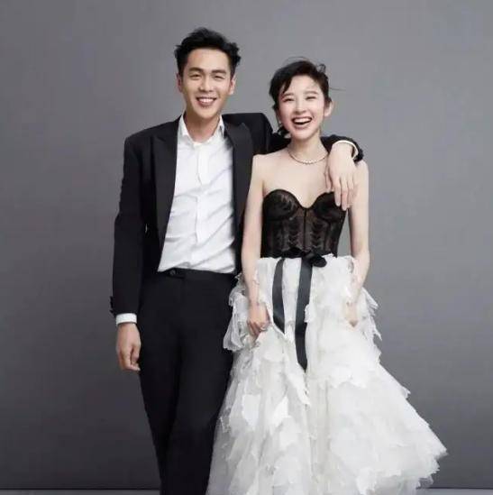 张若昀唐艺昕携女出游三亚,甜蜜如新婚,女儿俏皮惹人爱_网友_妻子
