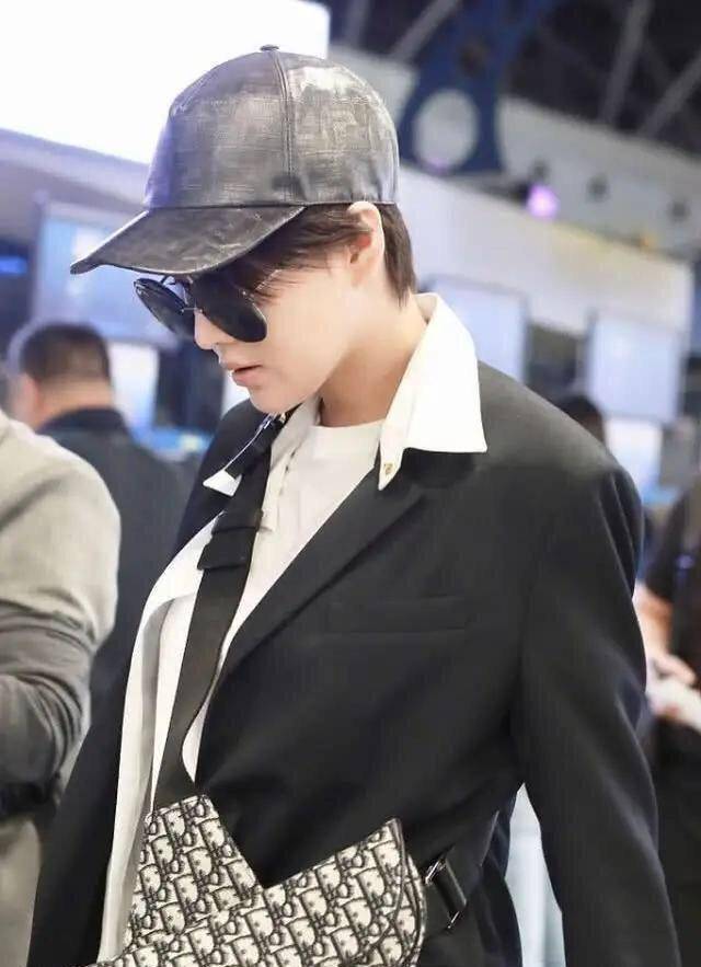 张馨予剪短发后衣品也变了,穿黑色西装配马丁靴,藏不住的帅气感_长发