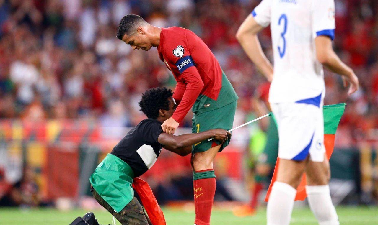 c罗进球被吹 球迷跪在面前,葡萄牙打进13球取得领先_比赛_布鲁诺