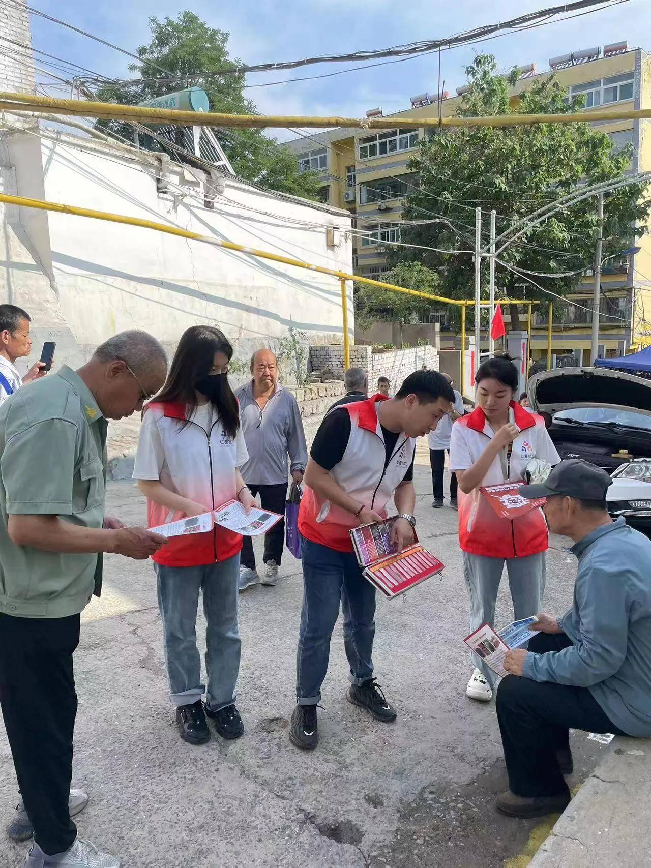 阳泉市矿区禁毒宣传进庙会 防毒知识传万家