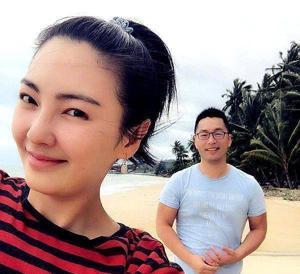 张雨绮喊话袁巴元还钱,脾气依然火爆,要成下一对黄奕与黄毅清?