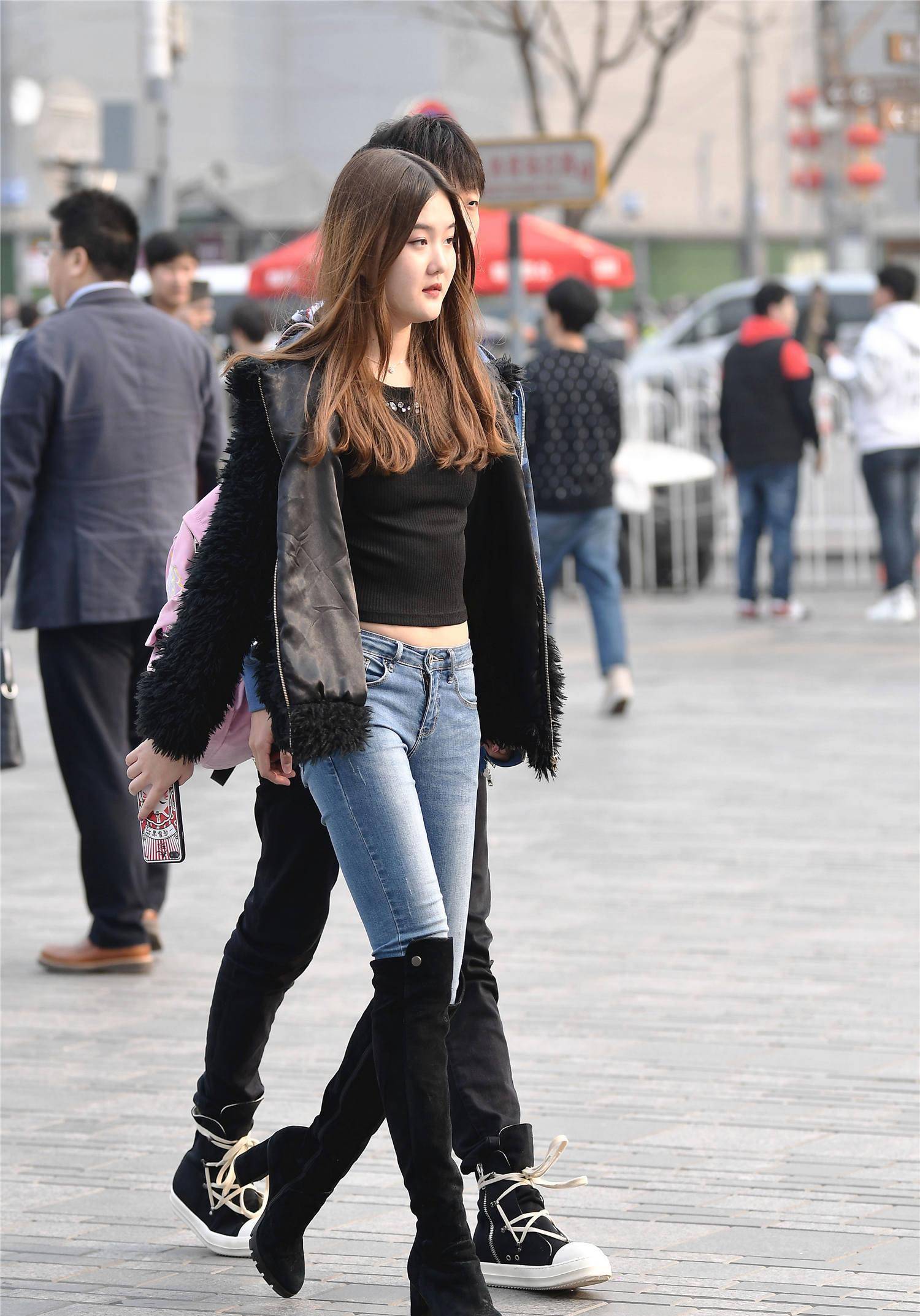 紧身牛仔裤搭配过膝靴,要选择高跟款式更好看,衬托出精致时尚_气质