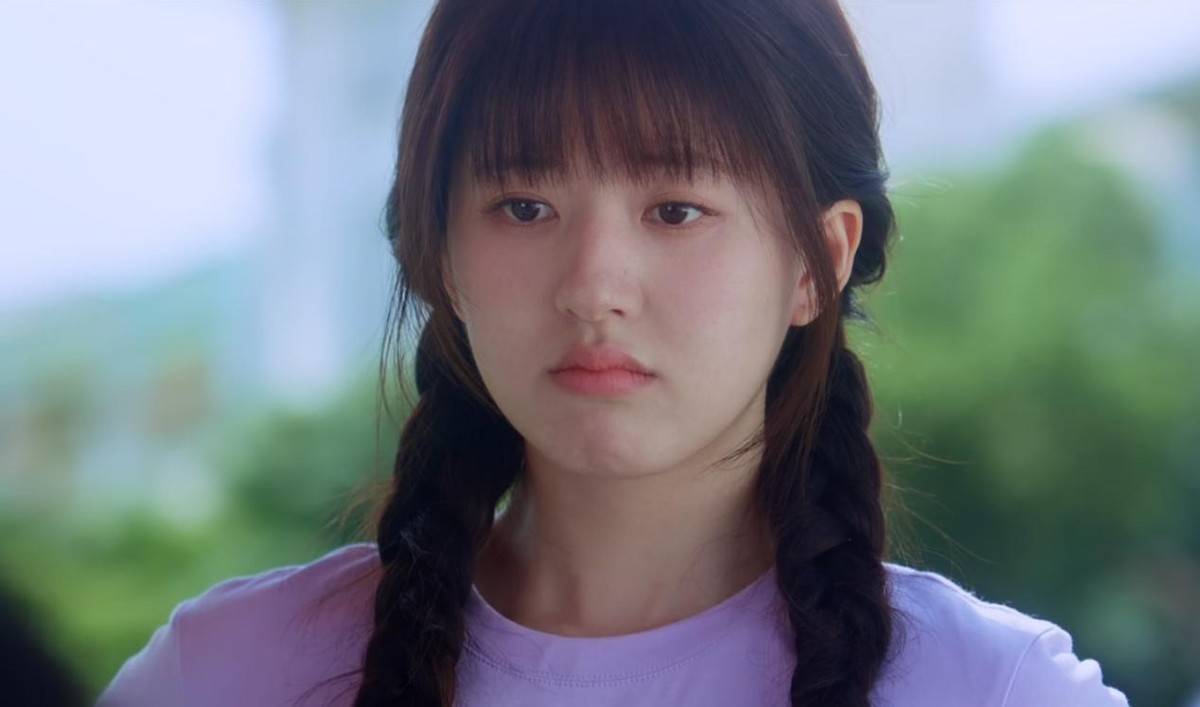 顶着大饼子脸却硬演"高中生",是谁的审美出了问题_赵露思_年龄_演技