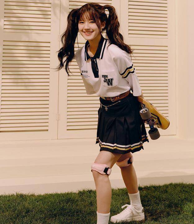赵露思玩滑板穿学生装,双马尾粉护膝成亮点,风格单纯又可爱_粉色_写真