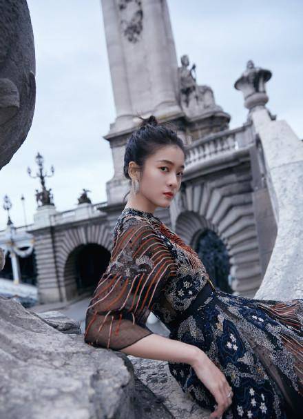 章子怡晒李安合照艳光四射,曾多番提携张雪迎,疑退居幕后搞事业_网友