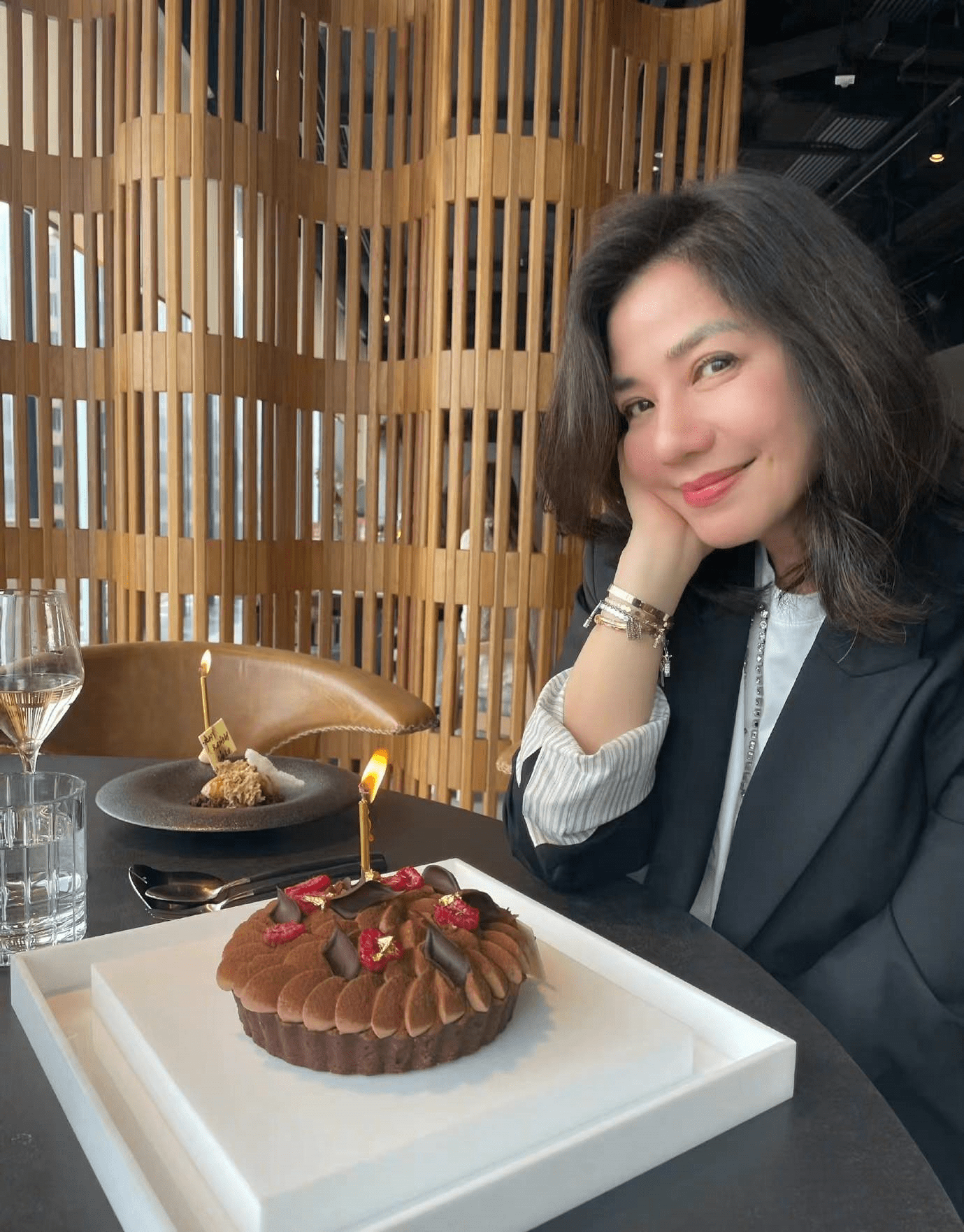 61岁钟楚红罕曝近照,皮肤松弛老态明显,为亡夫守寡14年生活幸福_蔡澜