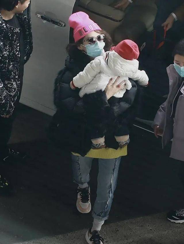 今天咱们就以章子怡这身黑色皮草羽绒服look为例,为大家分析如何打造