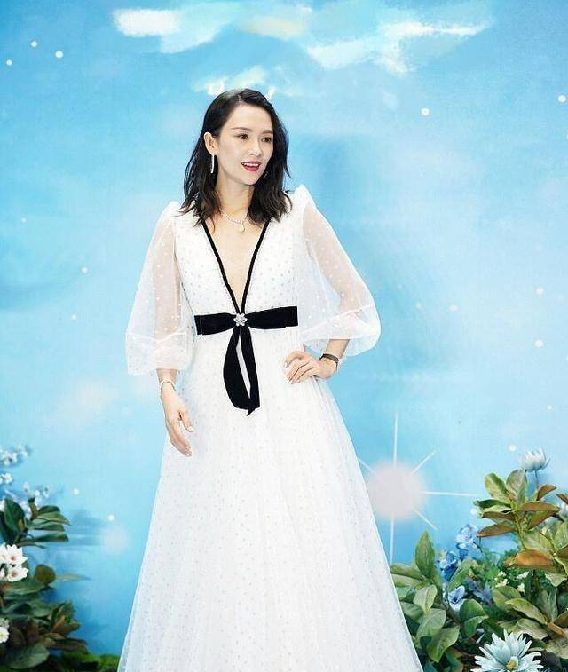 章子怡当妈后更自信了,穿白纱裙美出新高度,真不愧是"国际章"_的设计