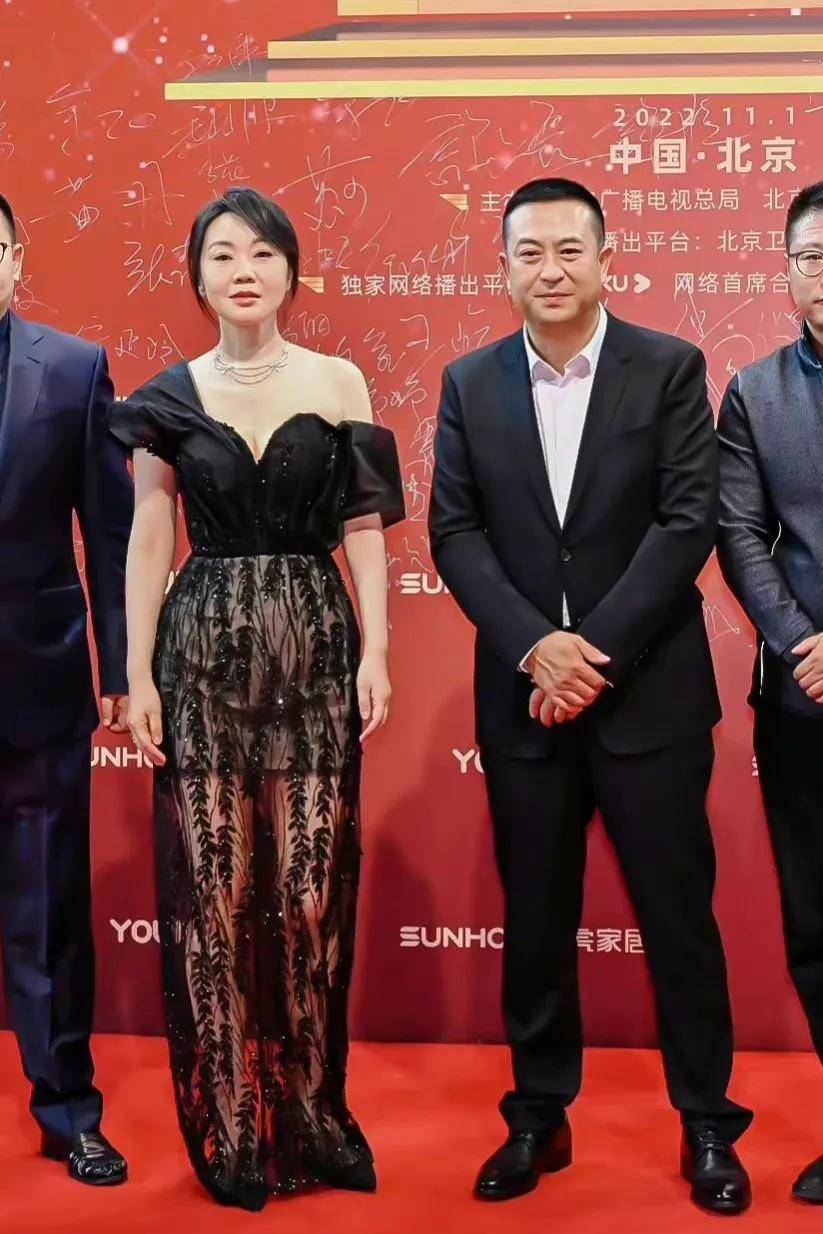 飞仙大战:关晓彤发型翻转,孙俪村口有大妈,袁姗姗好_黑色_气质_照片