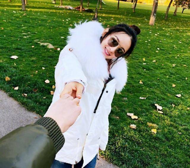 赵丽颖产后出院老公全程呵护,手上指甲油抢镜,生孩子还如此精致_从