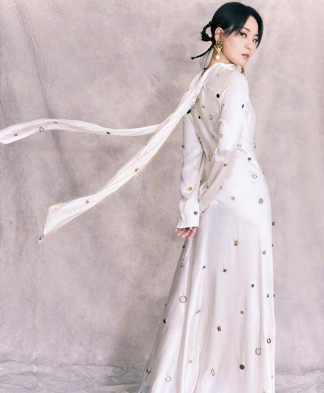 周笔畅现身跨年盛典,玩转叠穿造型,找对风格更惊艳!_白色_羽绒服_眼镜