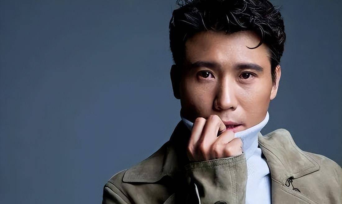 李乃文的妈妈是一名2023年毕业于戏剧学院的演员,因为妈妈,他被贴上了