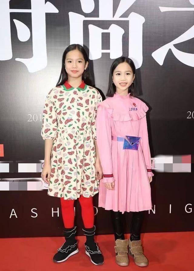 钟丽缇俩女儿走秀,一个甜美一个高冷,考拉与妈妈年轻时一模一样_张伦