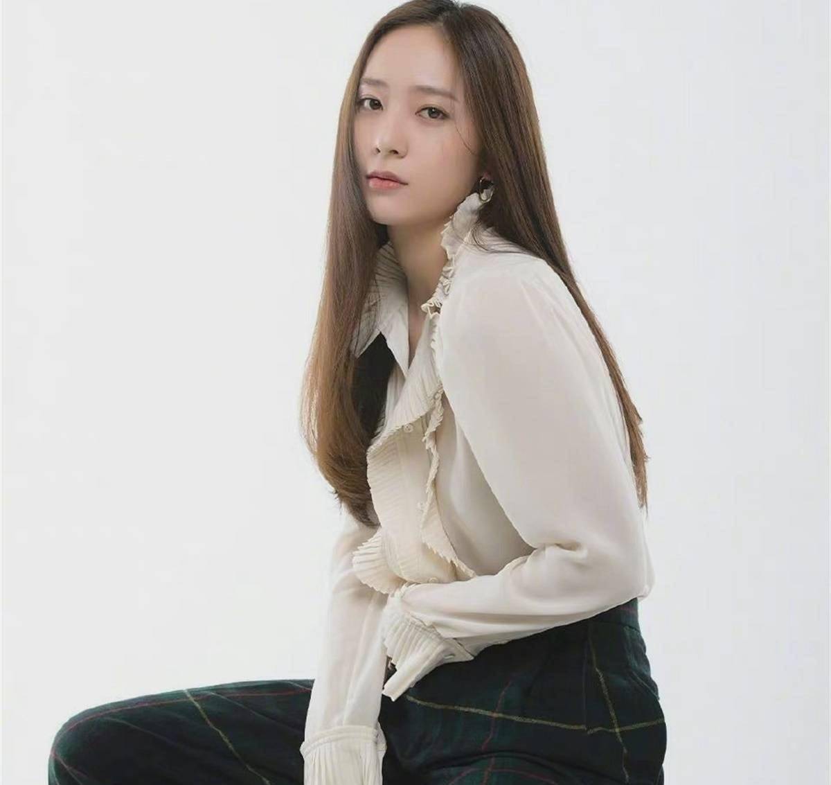 其次,会说韩语和英语首先,krystal是国际"女神"郑秀晶加入《创造营4》