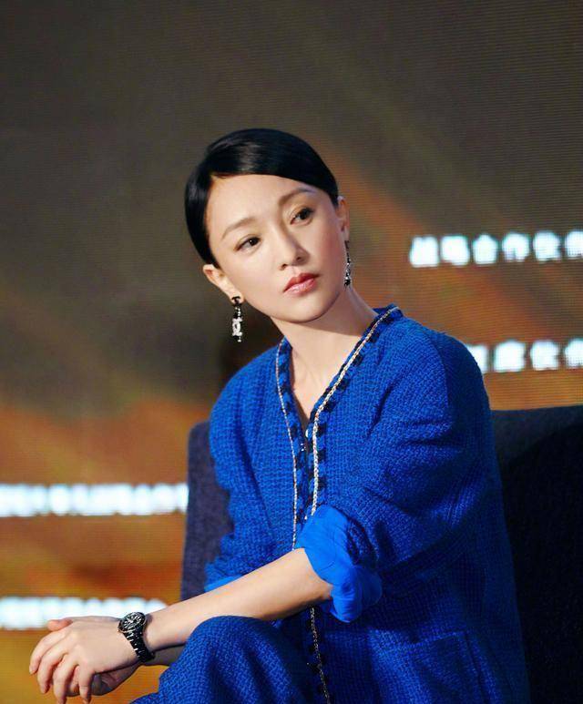 我是肉肉今天跟大家分享灵气满满的周迅周迅的脸型是偏幼态的短宽脸.