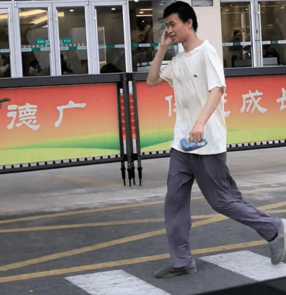 济南网友偶遇韦东奕,难得见他笑的这么灿烂,被猜是回家相亲了_数学