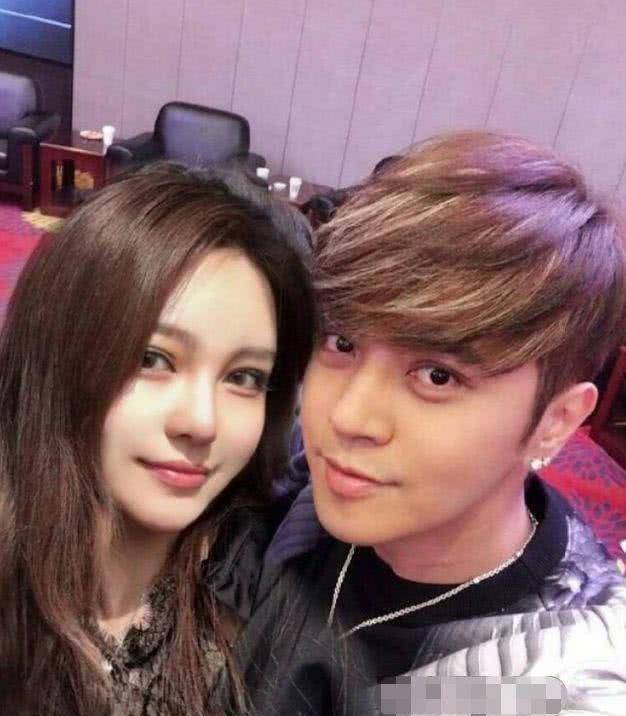 无底妆出镜状态完美,王思聪前女友帮她刮胡子_罗志祥_简恺乐_直播间