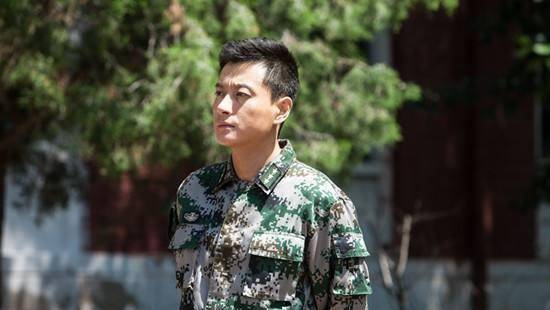 奇兵》里面冷酷的军官龙飞,《大敦煌》中正直,勇敢年轻的日本画家千叶