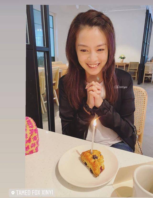 周渝民老婆喻虹渊33岁生日,4岁女儿罕见出镜,扎马尾辫超可爱_生活_的