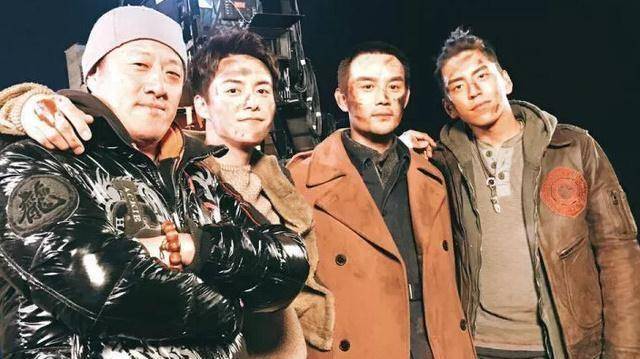 三人联手的剧照,王大陆版小马哥,虽然剧照比较远但是小编依然看见了你