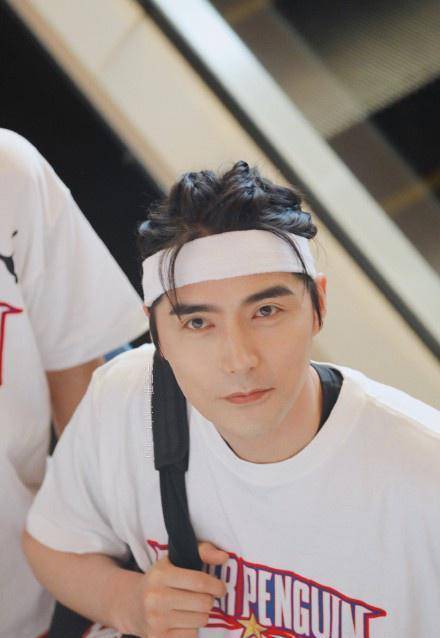 上一秒霸道总裁,下一秒时尚潮男,阿云嘎是什么神人?_品牌_因为_条件