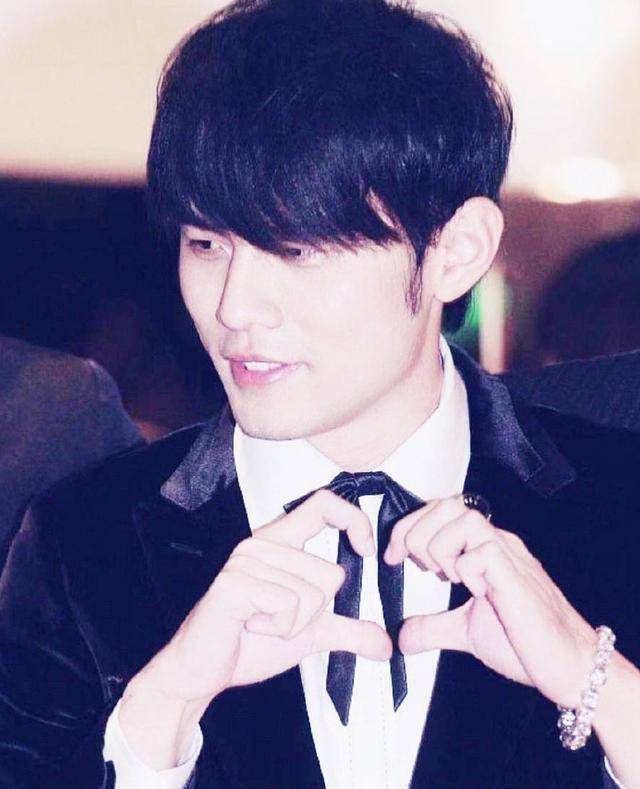 周杰伦胡子刮了,安抚了网友焦躁的心,面对杰伦你我无法挑剔!