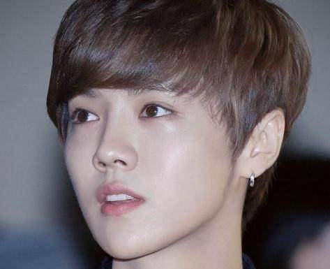 长相俊美的鹿晗常被人说娘,爷们的一面不知道有多少人看过_足球运动员