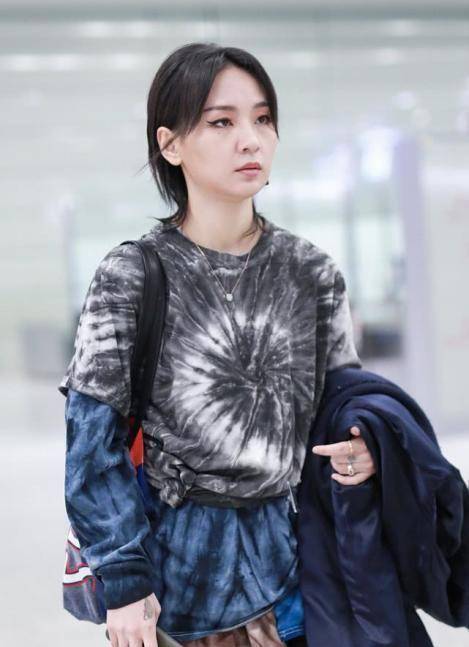 周笔畅的机场照变化真大,画眼线精神好,穿扎染拼接卫衣酷劲十足_设计