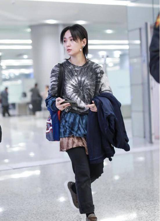 周笔畅的机场照变化真大,画眼线精神好,穿扎染拼接卫衣酷劲十足_设计