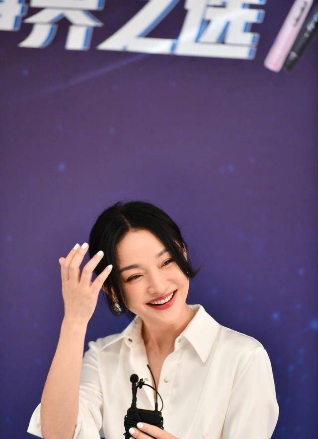 我是肉肉今天跟大家分享灵气满满的周迅周迅的脸型是偏幼态的短宽脸.