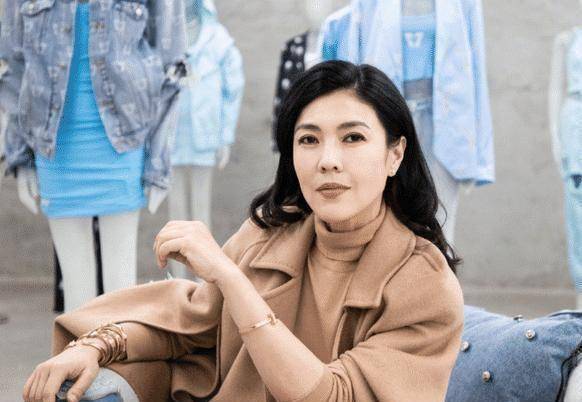 坐过潘石屹腿,合照删除洪晃,一天650元餐费不够的苏芒有多嚣张_芭比