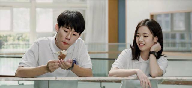 周奇晒出迪士尼游玩照,网友喊话:方一凡,你不去南京上学吗?