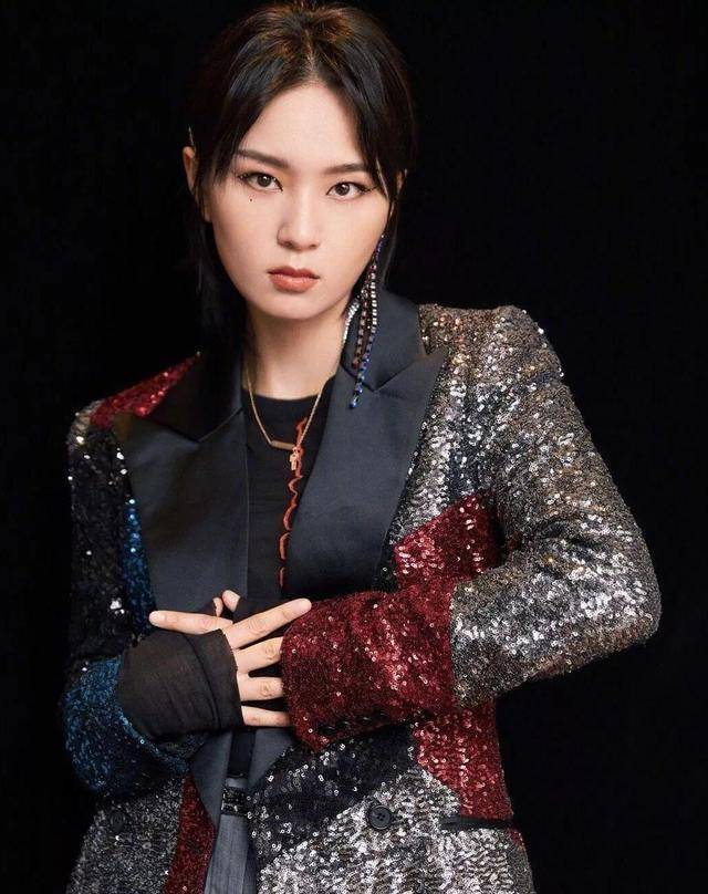 中性风周笔畅的逆袭之路_脸型_面部轮廓_鼻子