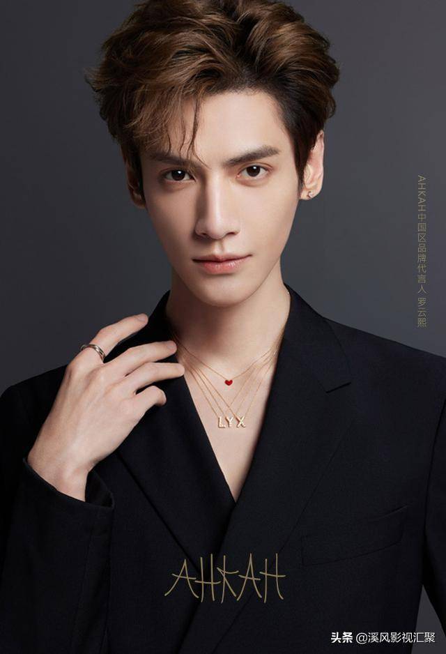 罗云熙瘦削的立体脸很适合这种代言.线下实体店已有宣传资料.