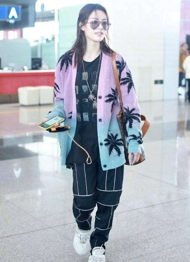 钟楚曦长了一张高级脸,而且身高168cm,可以说条件相当优越了_黑色