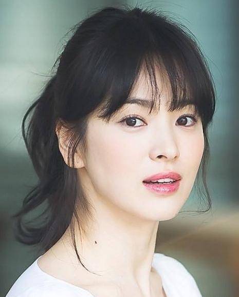 照片中,宋慧乔大红色的嘴唇引人注目,温柔又有气场.