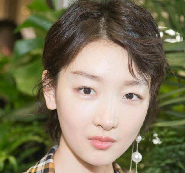 周冬雨——减龄少女颜_气质_鼻子_眼睛