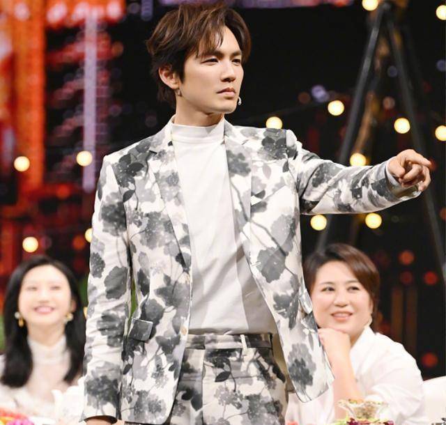 钟汉良官方身高183,当与172关晓彤同框后,有没有撒谎一目了然_镜头