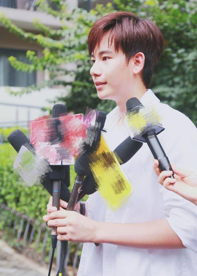 中戏大一新生李兰迪已经报道,易烊千玺与胡先煦分在同一宿舍_沈月