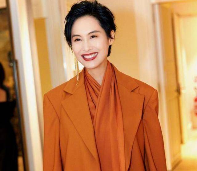 穿焦糖色西装韵味十足,浓浓的港风让人心醉_感觉_时候_显高