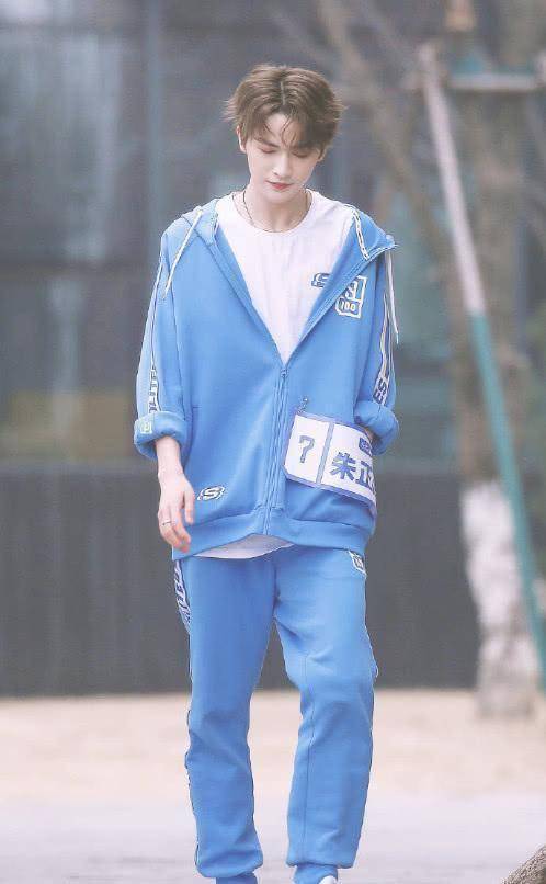 朱正廷只是戴了顶贝雷帽,气场强大帅到炸,"人间仙子"并非虚名_休闲