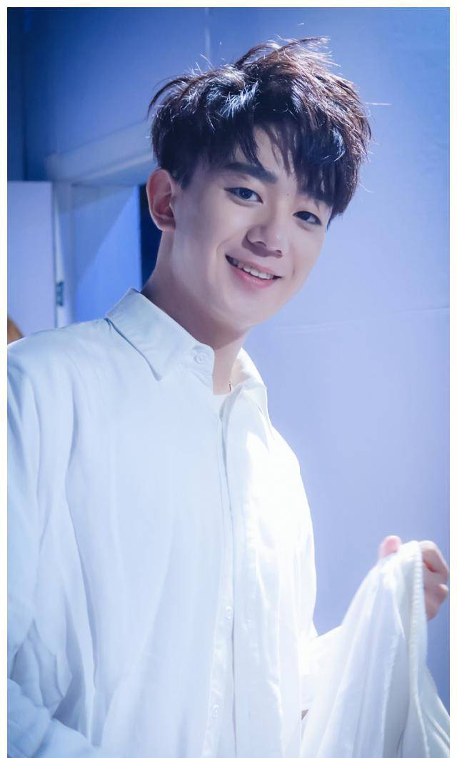 r1se男团夏之光眼鼻变化大,真换头or真美貌?_双眼皮_鼻翼_少年