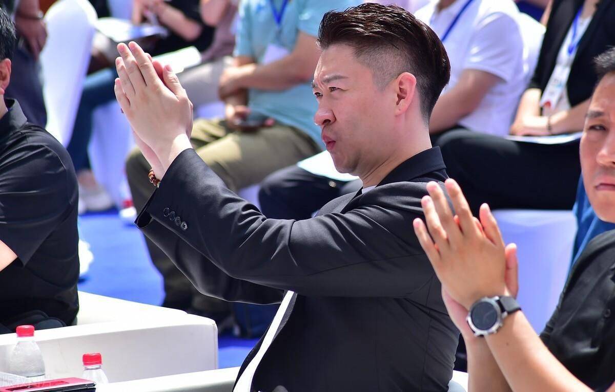 但仍然有一些细心的观众在微博上提到,或许曹云金佩戴核桃手串只是对