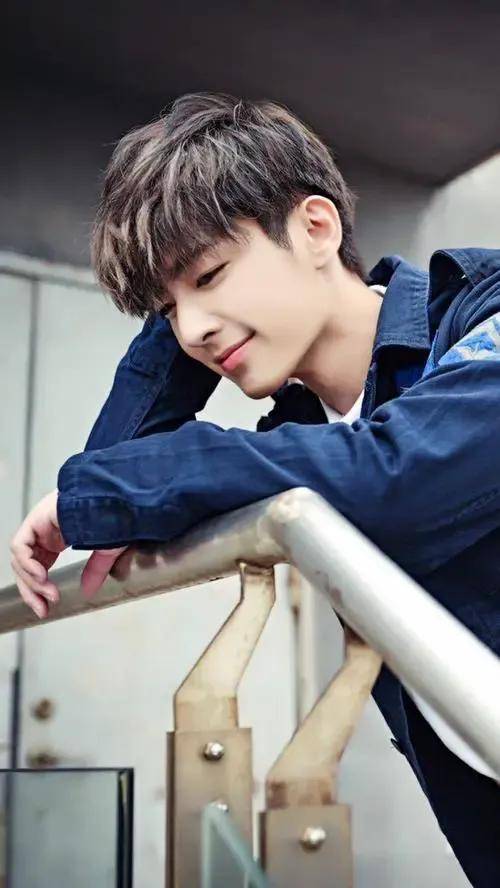 炎亚纶到底是不是同性恋,高中时记得他有女朋友啊_飞轮海_视频_画报