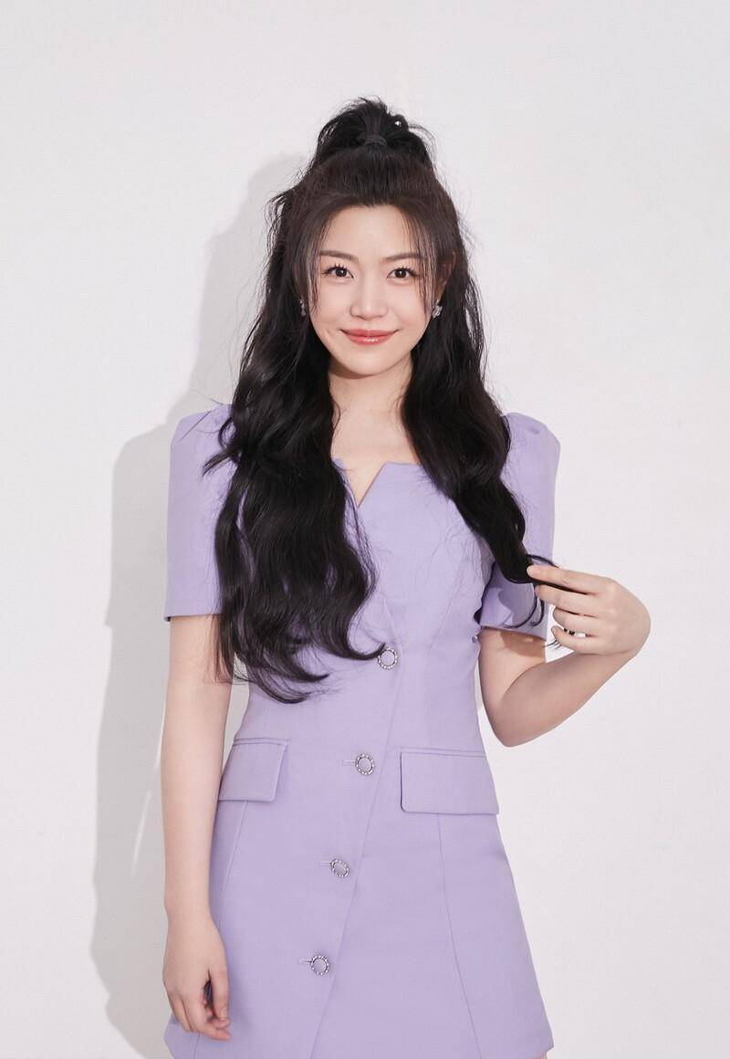 陈妍希《我们的歌》写真爆照小香风西装连衣裙笑容甜美,显知性美_气质
