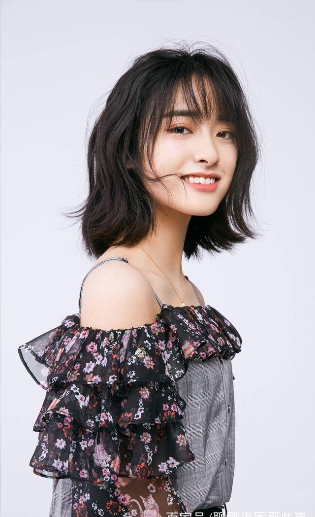 杉菜沈月回母校颜值过关身高却成了亮点,直男拍摄角度伤不起_小个子