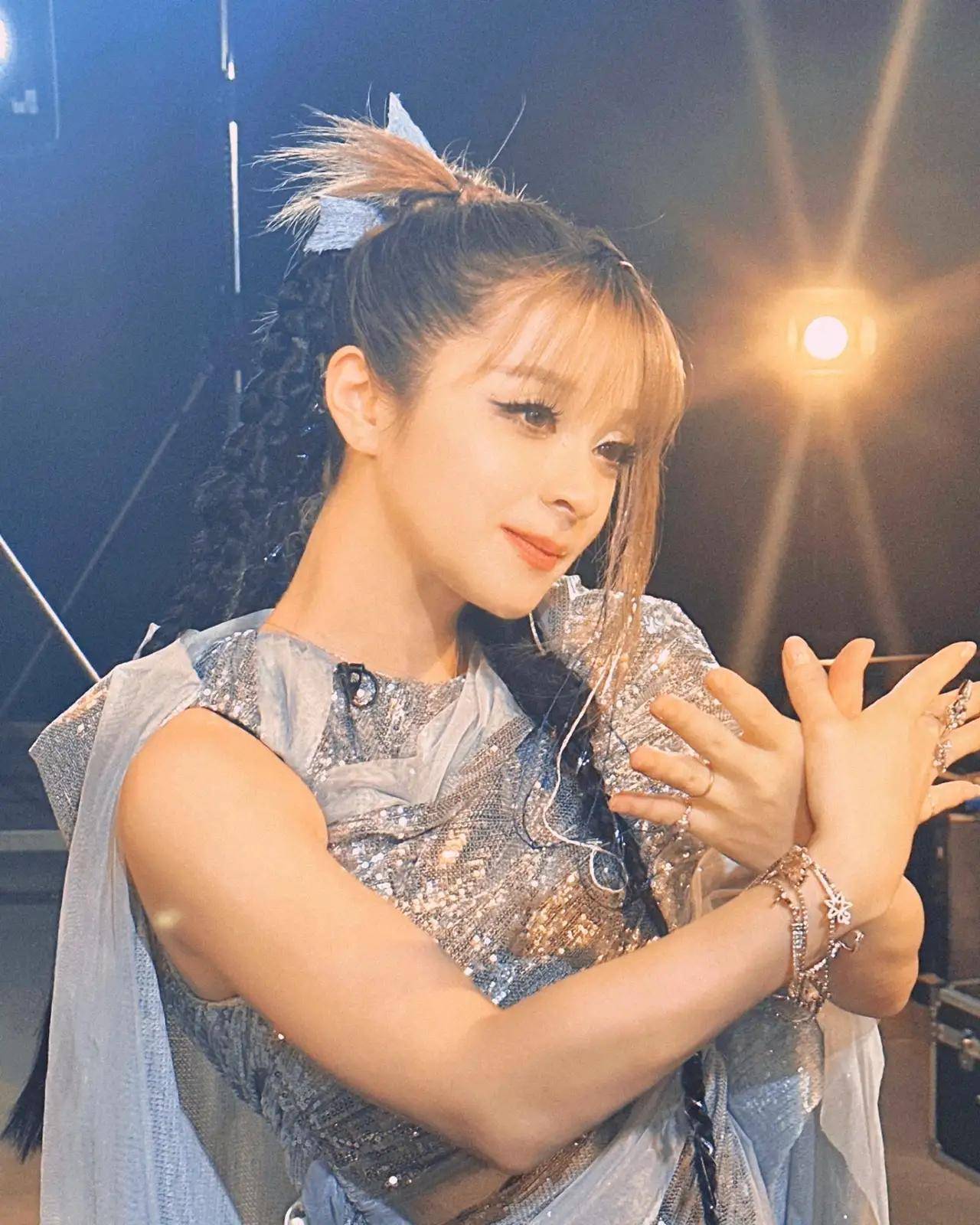 美依礼芽终于唱青鸟,舞台表演又美又飒,可惜评论区一片差评.