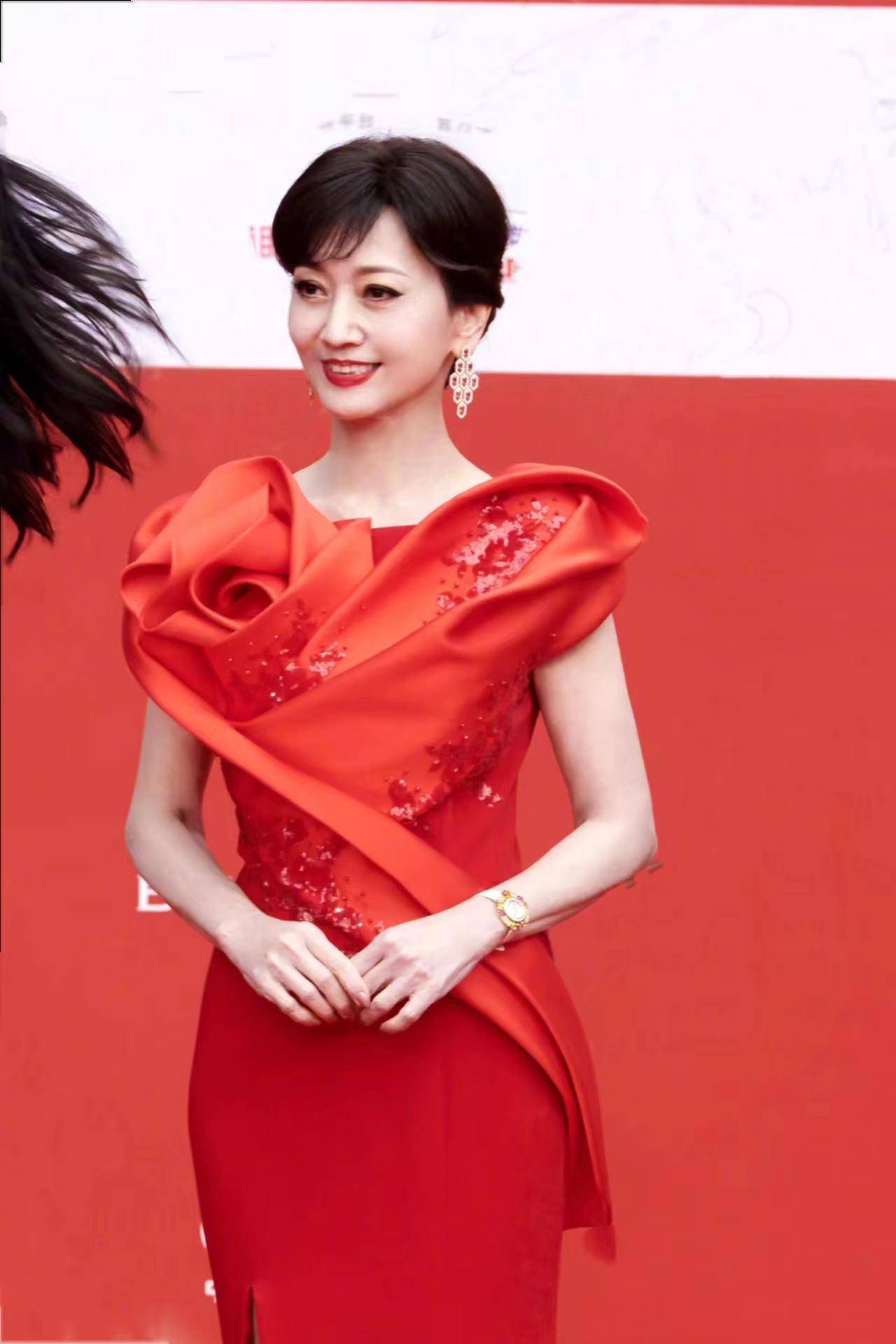赵雅芝出席北京国际电影节,身穿红色大时尚连衣裙,温柔优雅!